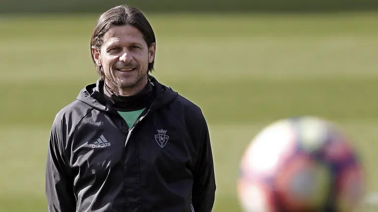 El entrenador serbio de Osasuna, Petar Vasiljevic, durante el entrenamiento que su equipo ha realizado este sábado en el estadio El Sadar, previo al partido del lunes ante el Eibar. EFE/Ivan Aguinaga