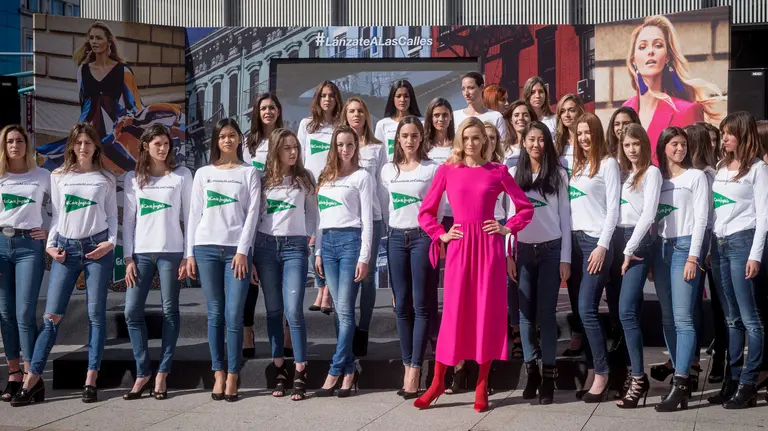 El Corte Inglés lanza su nueva campaña Ya es primavera, lánzate a las calles con la modelo rusa Valentina Zelyaeva. CEDIDA