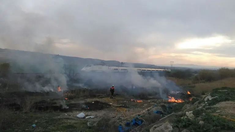 Incendio de carrizos junto a la vía del tren entre Marcilla y Caparroso que ha afectado a la circulación ferroviaria BOMBEROS DE NAVARRA