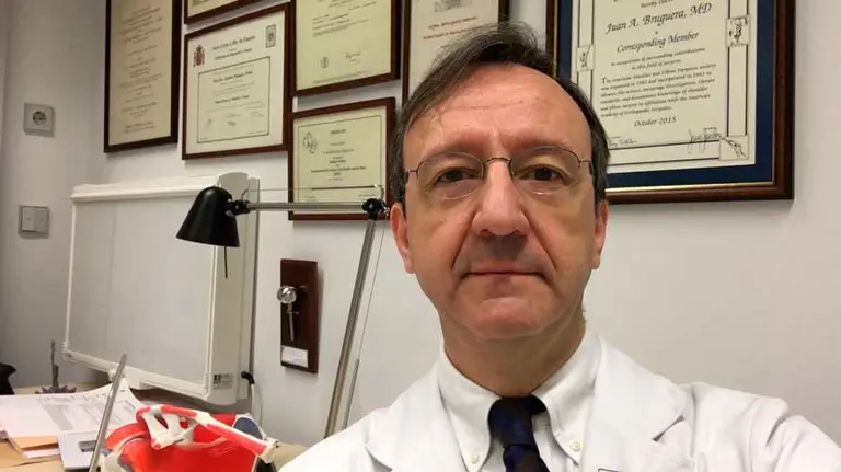 El Dr. Juan Bruguera Prieto, responsable de la Unidad de Hombro y Codo del Hospital San Juan de Dios de Pamplona.