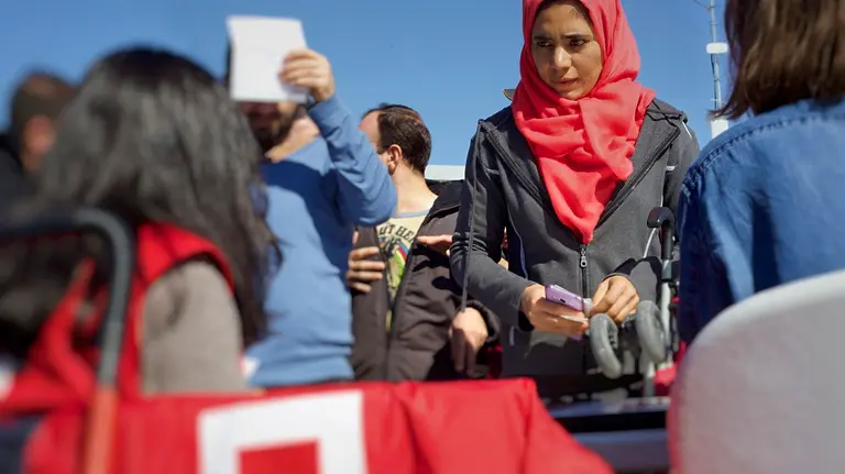 Los voluntarios de Cruz Roja reparten artículos de higiene para los refugiados CRUZ ROJA