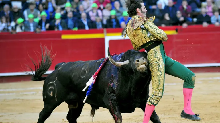 Momento de la cogida a Padilla en Valencia. ALBERTO DE JESÚS (MUNDOTORO)