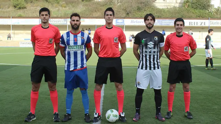 Trio arbitral y capitanes del Izarra - Burgos. Facebook Izarra.