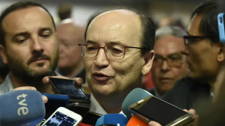 José Castro, presidente del Sevilla, atiende a los periodistas. Foto web Sevilla CF.