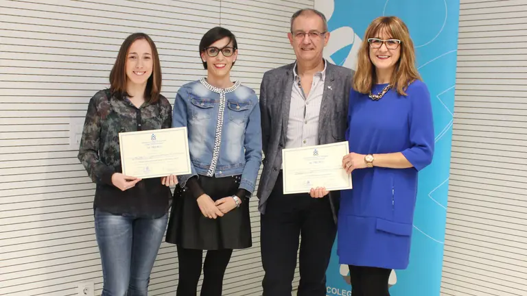Las premiadas en la Jornada de Investigacion de Enfermería con el presidente del Colegio de Navarra. Desde la izquierda, Sara Marín, Ana Isabel Cornago, Carlos Sesma y Miriam Miramón.