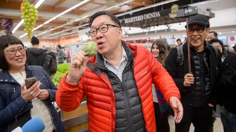 Equipo de rodaje de The Edge of the World en E. Leclerc de Pamplona durante esta tarde. PABLO LASAOSA (12)