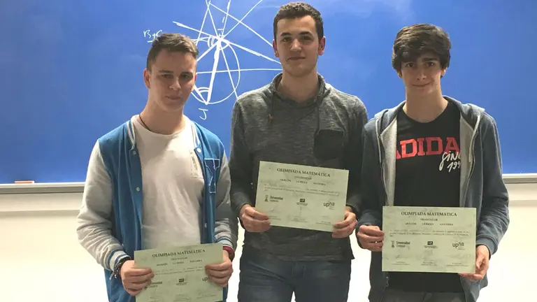 Los estudiantes ganadores de la prueba matemática. De izquierda a derecha, Eduardo Simón Gil de Muro, Alejandro Basilio Galván y Sergio Esteban Echeverría.