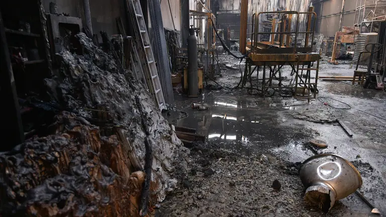 La carpintería Miramont de Beriáin, arrasada por el fuego. PABLO LASAOSA