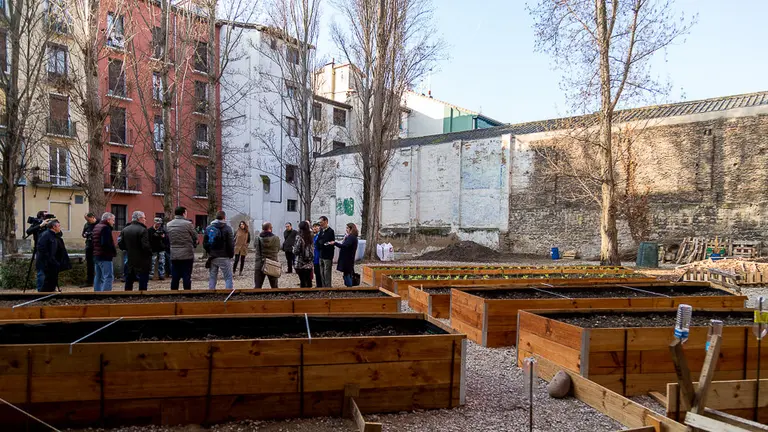 Miembros de la Comisión de Urbanismo del Ayuntamiento de Pamplona visitan el primer huerto comunitario ecológico de la ciudad en el Rincón de Pellejerías (05). IÑIGO ALZUGARAY