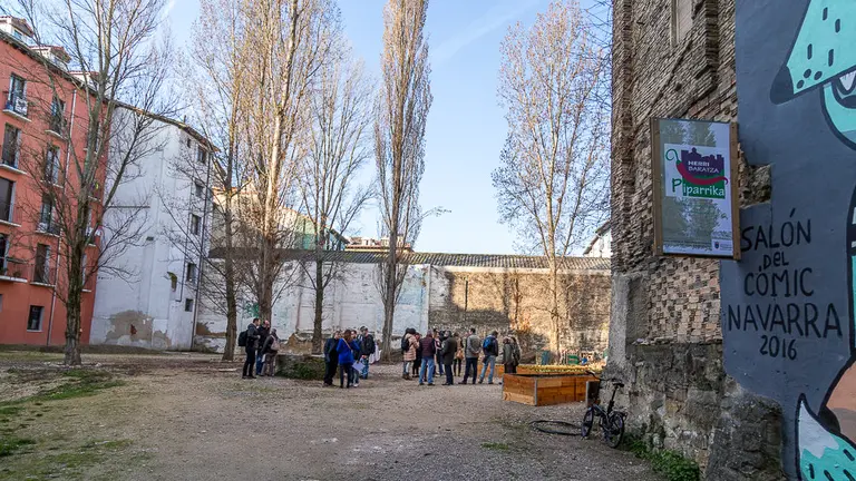 Miembros de la Comisión de Urbanismo del Ayuntamiento de Pamplona visitan el primer huerto comunitario ecológico de la ciudad en el Rincón de Pellejerías (17). IÑIGO ALZUGARAY