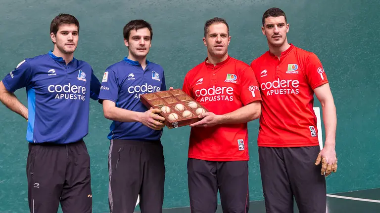 Olaizola II-Untoria y Elezkano II-Zabaleta eligen el material para la segunda jornada de la liguilla de semifinales del Campeonato de Mano Parejas (21). IÑIGO ALZUGARAY