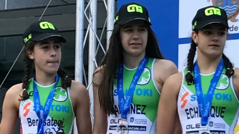 Participantes del Saltoki trikideak escolar femenino