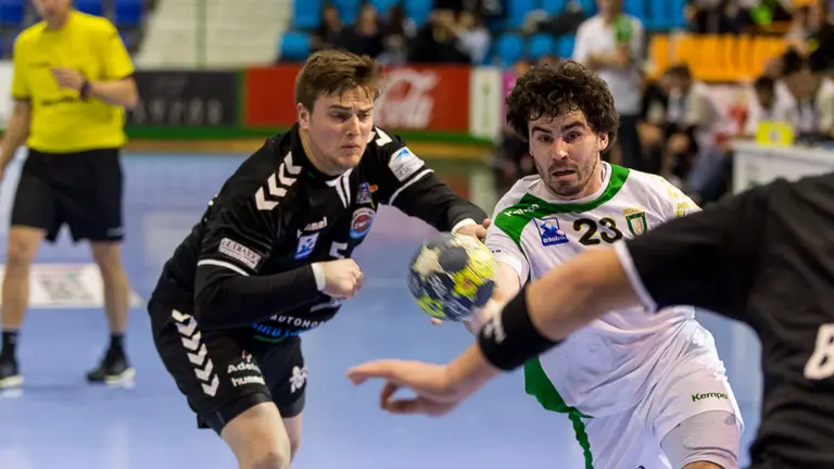 Helvetia Anaitasuna y el DS Auto Gomas Sinfín (11). IÑIGO ALZUGARAY