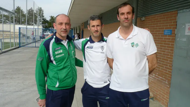 Javier Ortigosa, Txomin Nagore y el delegado Chema, del Iruña.
