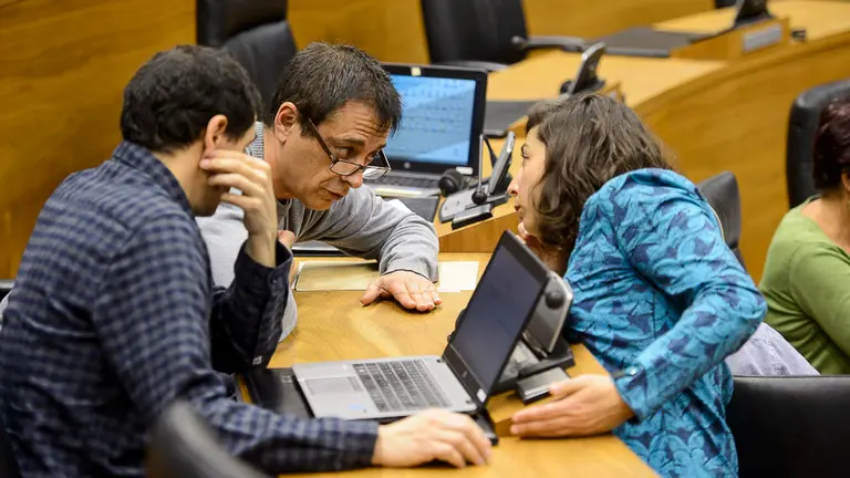 Carlos Couso habla con Laura Pérez, ambos de Podemos. PABLO LASAOSA