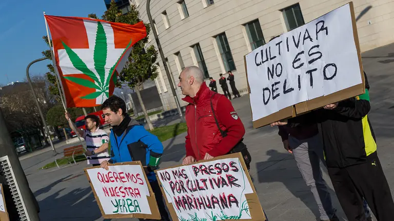 Concentración en apoyo de los miembros de un club de cannabis juzgados por un delito contra la salud pública (06). IÑIGO ALZUGARAY