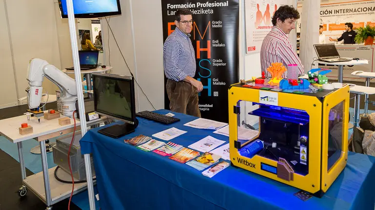 Salón Europeo del Estudiante 2017, punto de encuentro de jóvenes estudiantes y recién titulados, quienes reciben información y orientación profesional (02). IÑIGO ALZUGARAY