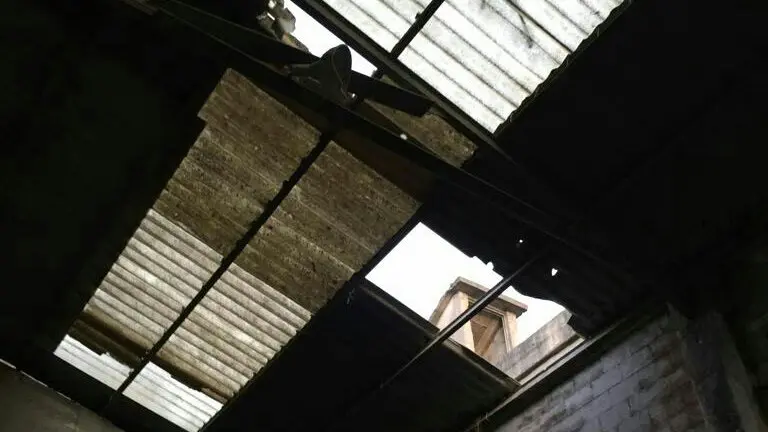 El tejado de uralita, a ocho metros de altura, por el que ha caído un joven de 16 años en Olazagutía.