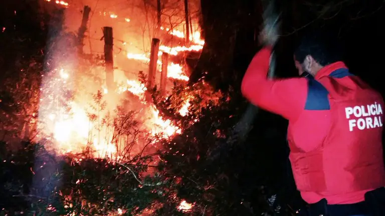 La Policía Foral investiga un incendio en Amaiur con varios focos
