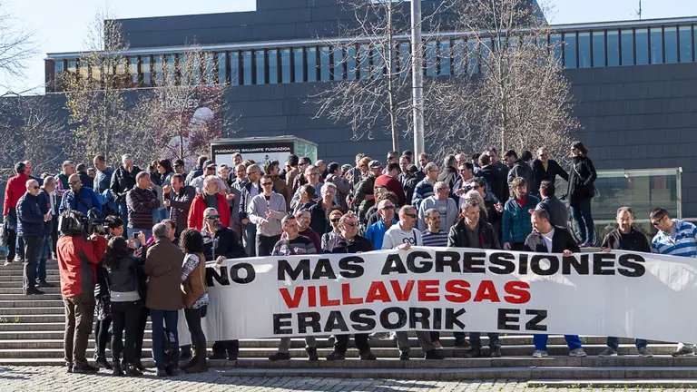Concentración del comité de empresa de TCC para exigir medidas de seguridad para los trabajadores del transporte comarcal (08). IÑIGO ALZUGARAY