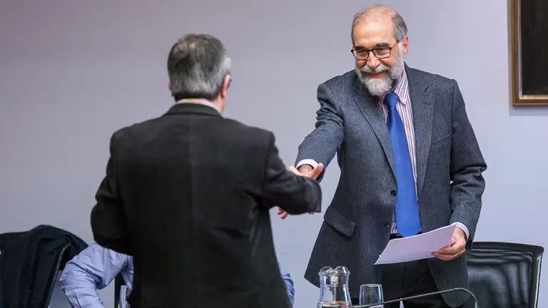 El consejero de Salud, Fernando Domínguez, comparece en comisión para explicar el acuerdo que autoriza la permanencia en activo tras cumplir la edad de jubilación a médicos especialistas.  (20)