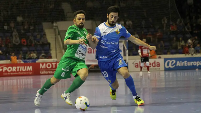 Jesulito en acción con el Magna Gurpea ante Palma Futsal. Lnfs