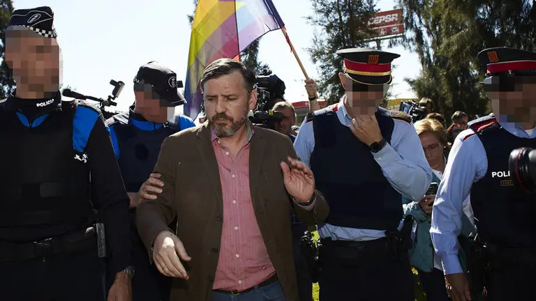 Tensión entre el presidente de Hazte oír y un grupo de manifestantes en contra del autobús que critica la transexualidad infantil EFE