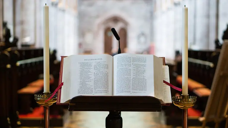 Imagen del altar de una iglesia preparado para celebrarse una misa ARCHIVO