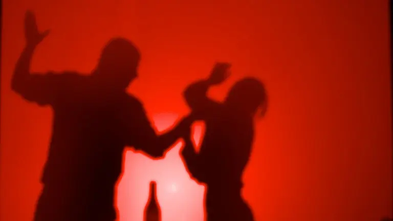 Un hombre influenciado bajo los efectos del alcohol agrede a una mujer. FLICKR