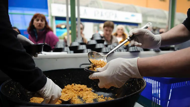 Fiesta de inicio de la primavera en el mercado de Santo Domingo con reparto de Migas, jotas y rancheras. MIGUEL OSÉS_2