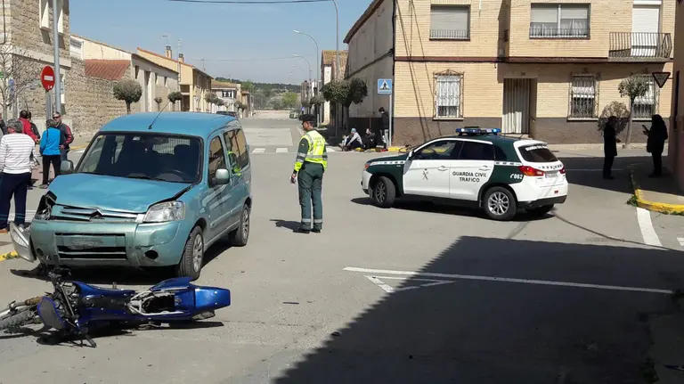 El accidente que ha tenido lugar en el centro de Cabanillas en el que un joven motorista ha resultado herido muy grave CEDIDA