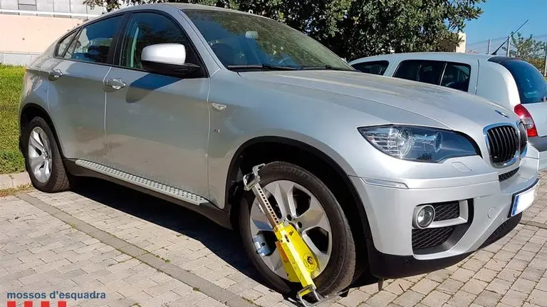 Coche del presunto estafador incautado por los mossos d' esquadra. ME