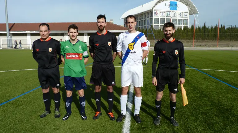 Trio arbitral y capitanes del Iruña - Cantolagua.