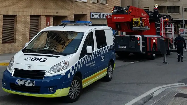 Rescate a una mujer encerrada en un balcón en la calle Miguel Astráin de Pamplona POLICÍA MUNICIPAL