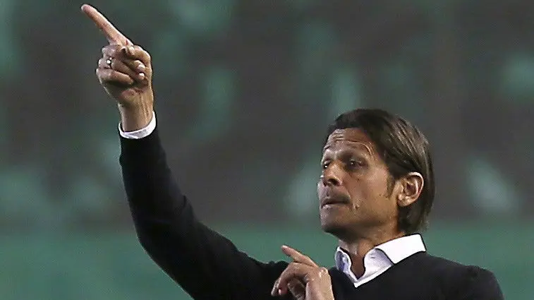 El entrenador serbio del Osasuna Petar Vasiljevic durante el partido de la vigésimo octava jornada de Liga en Primera División que Real Betis y Osasuna juegan esta noche en el estadio Benito Villamarín, en Sevilla. EFE/José Manuel Vidal.