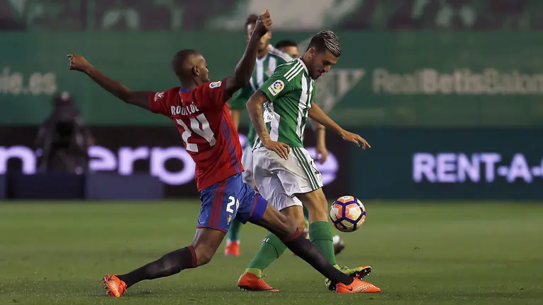 El centrocampista francés de Osasuna Raoul Cedric Loe (i) lucha el balón con Dani Ceballos, del Real Betis, en el estadio Benito Villamarín, en Sevilla. EFE/José Manuel Vidal.