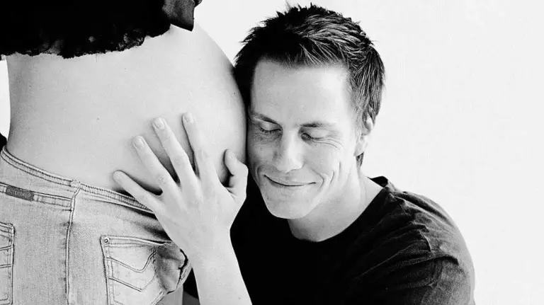 Una mujer embarazada y su pareja. ARCHIVO