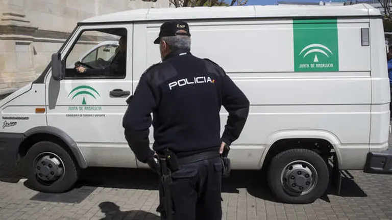 Un hombre ha recibido un disparo en la nalga en Abox tras presuntamente agredir a su expareja y ser detenido por la Policía EFE