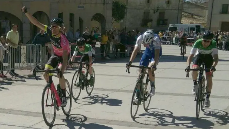 Esprint en la meta de Oteiza de la Solana. Foto Lizarte.