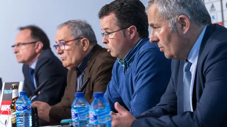 La directiva de Osasuna explica la relación económica que ha tenido el club con el actual entrenador, Petar Vasiljevic (15). IÑIGO ALZUGARAY