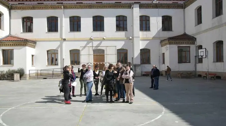 La Comisión de Asuntos Ciudadanos del Ayuntamiento de Pamplona ha visitado esta mañana el Colegio Público San Francisco (1)
