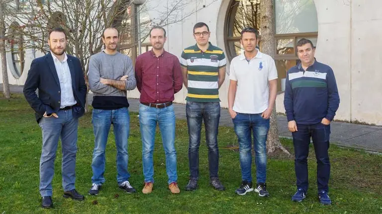 Investigadores vinculados al proyecto TeraFOOD, en el campus de la UPNA. De izq. a dcha. Ramón Gonzalo, Íñigo Ederra, Juan Carlos Iriarte, Cebrián García, Carlos Quemada.