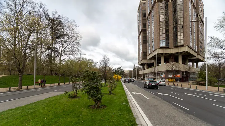 Avenida del Ejército en Pamplona (04). IÑIGO ALZUGARAY