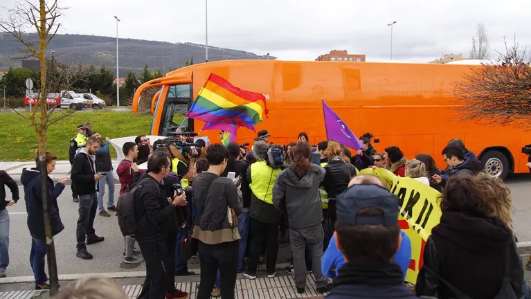 Abertzales de LAB intentan frenar al autobús de HazteOír en Zuasti. ÍÑIGO ALZUGARAY
