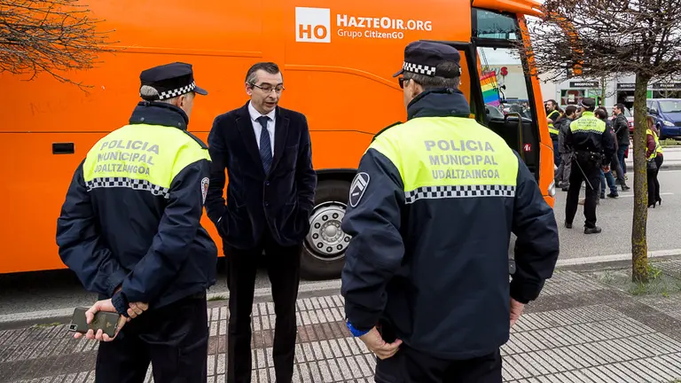 El autobús de HazteOir visita Pamplona (46). IÑIGO ALZUGARAY