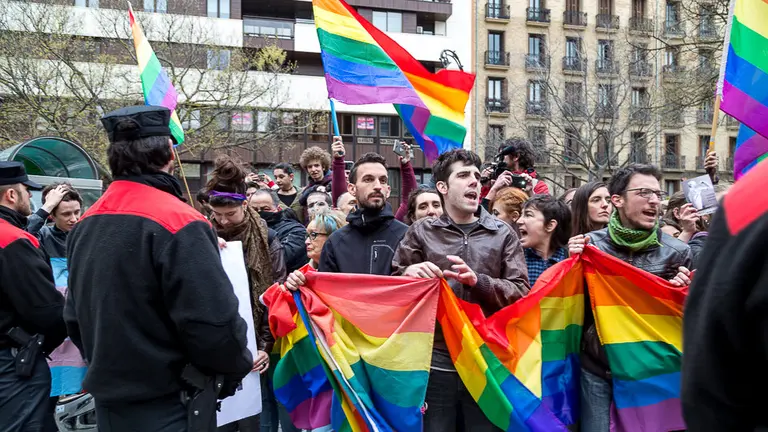 El autobús de HazteOir visita Pamplona (61). IÑIGO ALZUGARAY