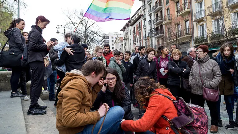 El autobús de HazteOir visita Pamplona (65). IÑIGO ALZUGARAY