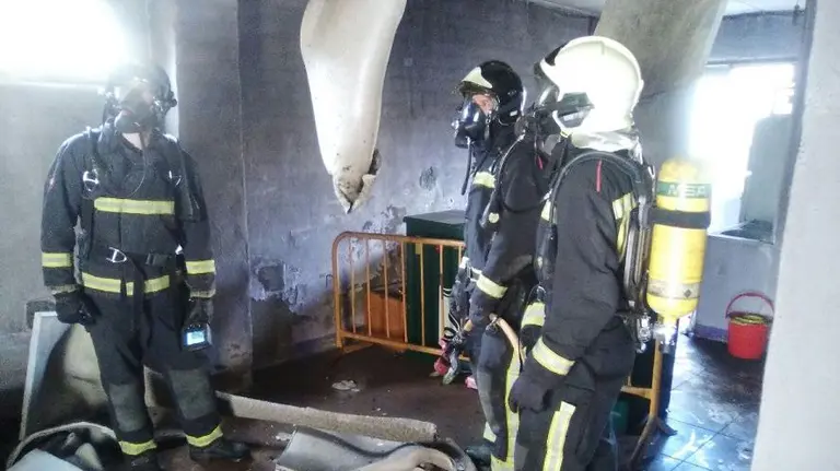 Una bajera de un grupo de jóvenes de Castejón se ha calcinado tras declararse un incendio BOMBEROS DE NAVARRA 4
