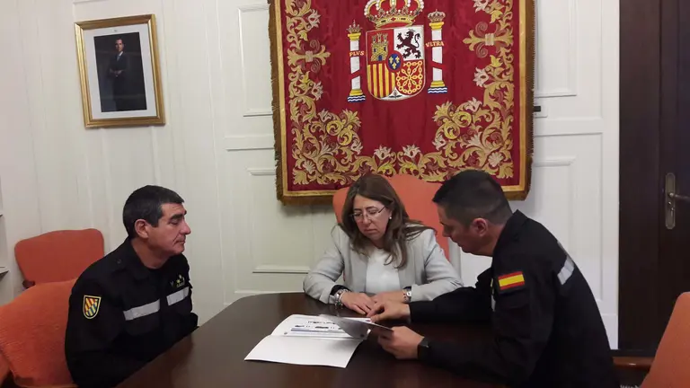 La Unidad Militar de Emergencias presenta a la delegada del Gobierno, Carmen Alba, la Campaña de Inundaciones.