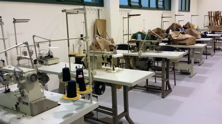 Máquinas de coser en la cárcel de Pamplona.